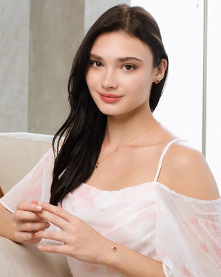 Red heart rhodolite garnet jewellery set in 18k gold vermeil worn by woman