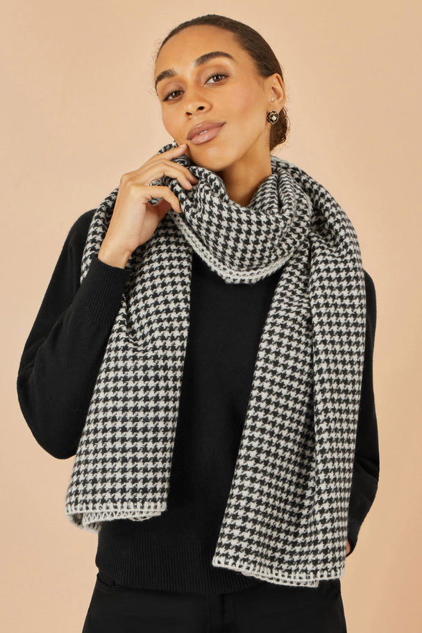 Yumi Black Dog Tooth Scarf with stitch detail worn by woman