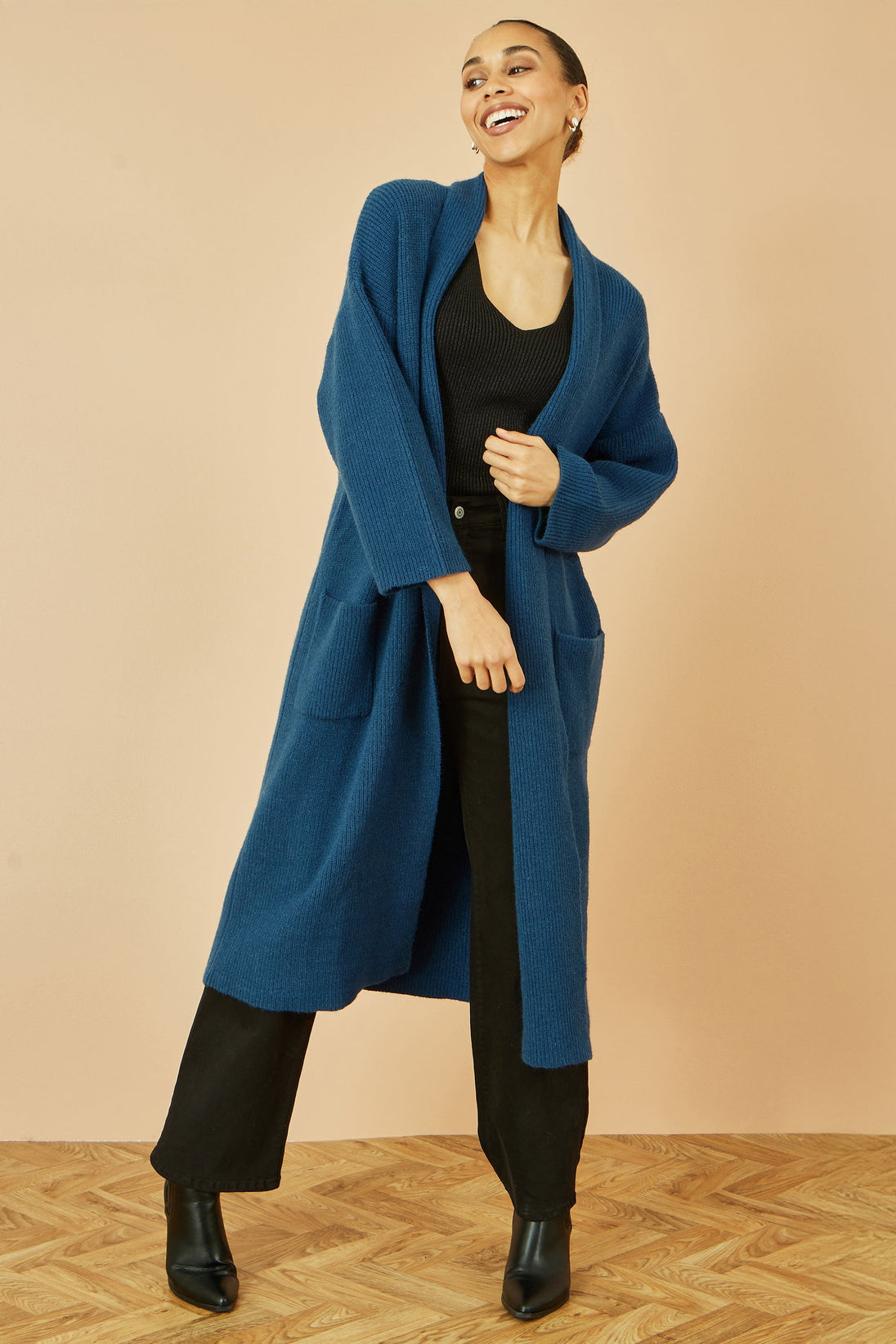 Yumi teal knitted maxi cardigan with pockets and ribbed detail worn with black outfit