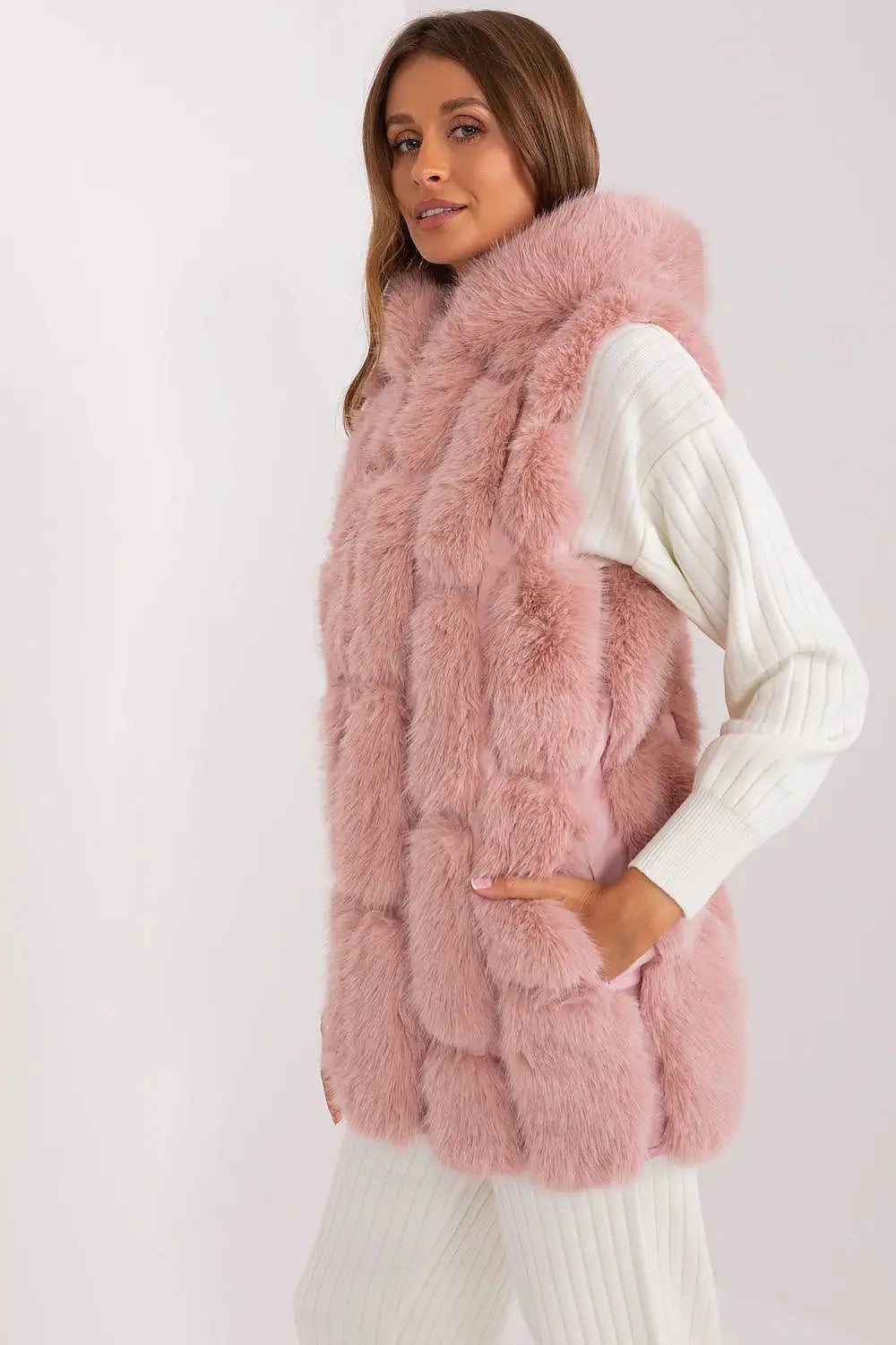 Elegant women’s hooded faux fur vest in pink with pockets and zipper closure