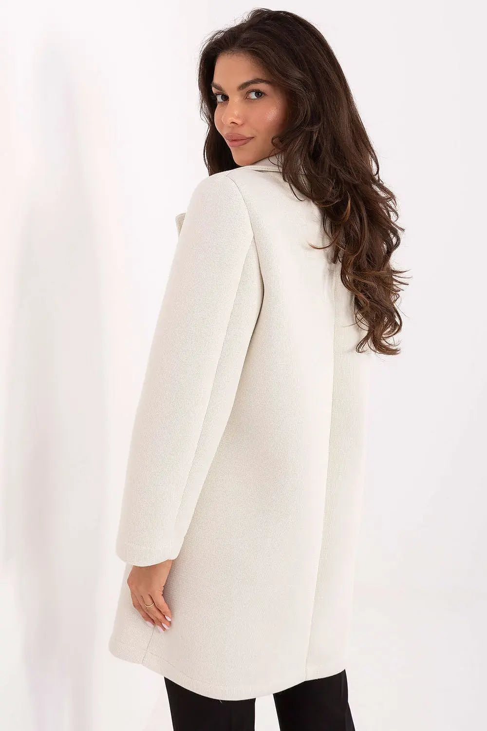 Elegant white women’s transitional coat with lapels and brooch, lightweight and smooth textured for autumn and spring.