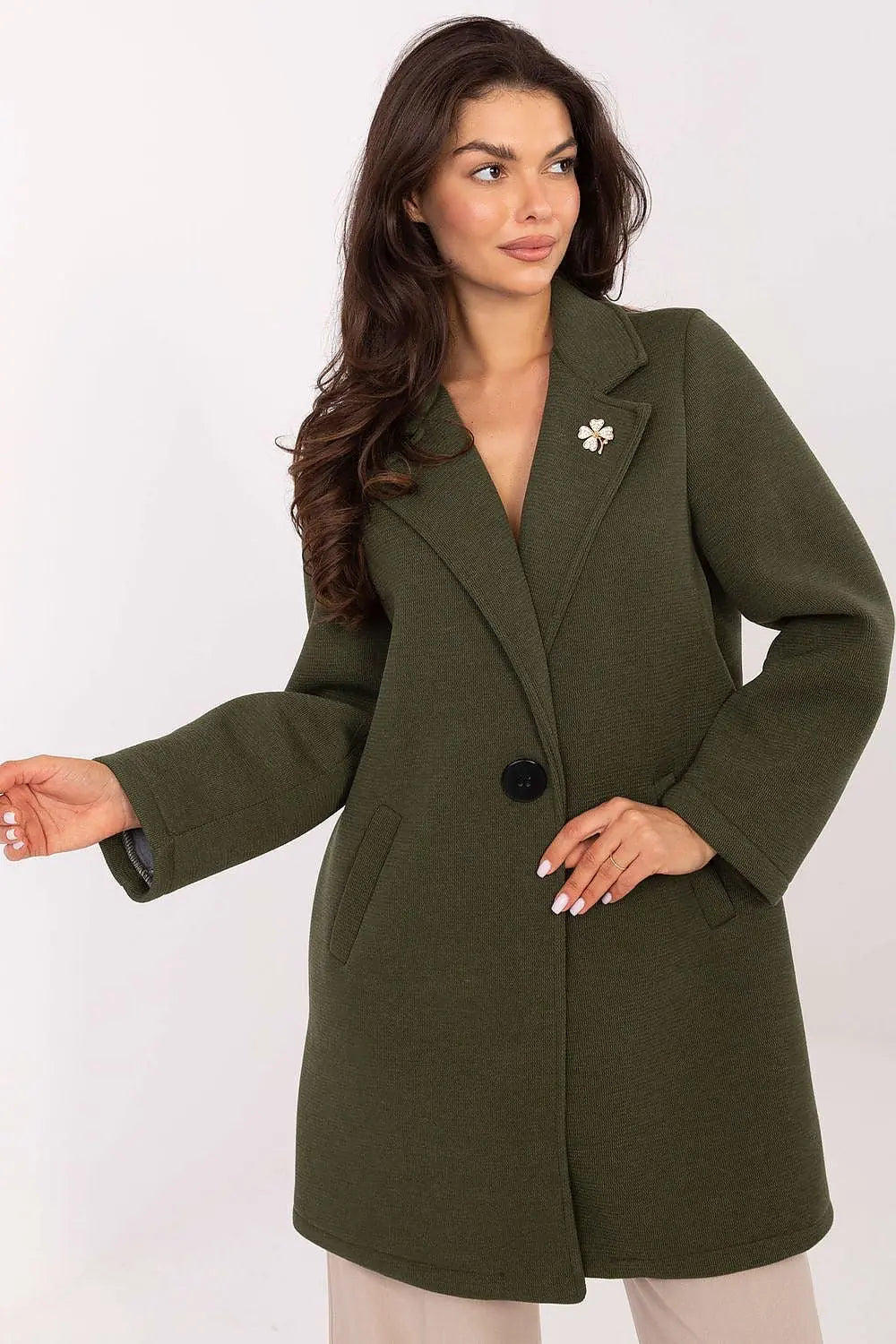 Elegant women's transitional coat in olive green with lapels, button closure, and decorative brooch
