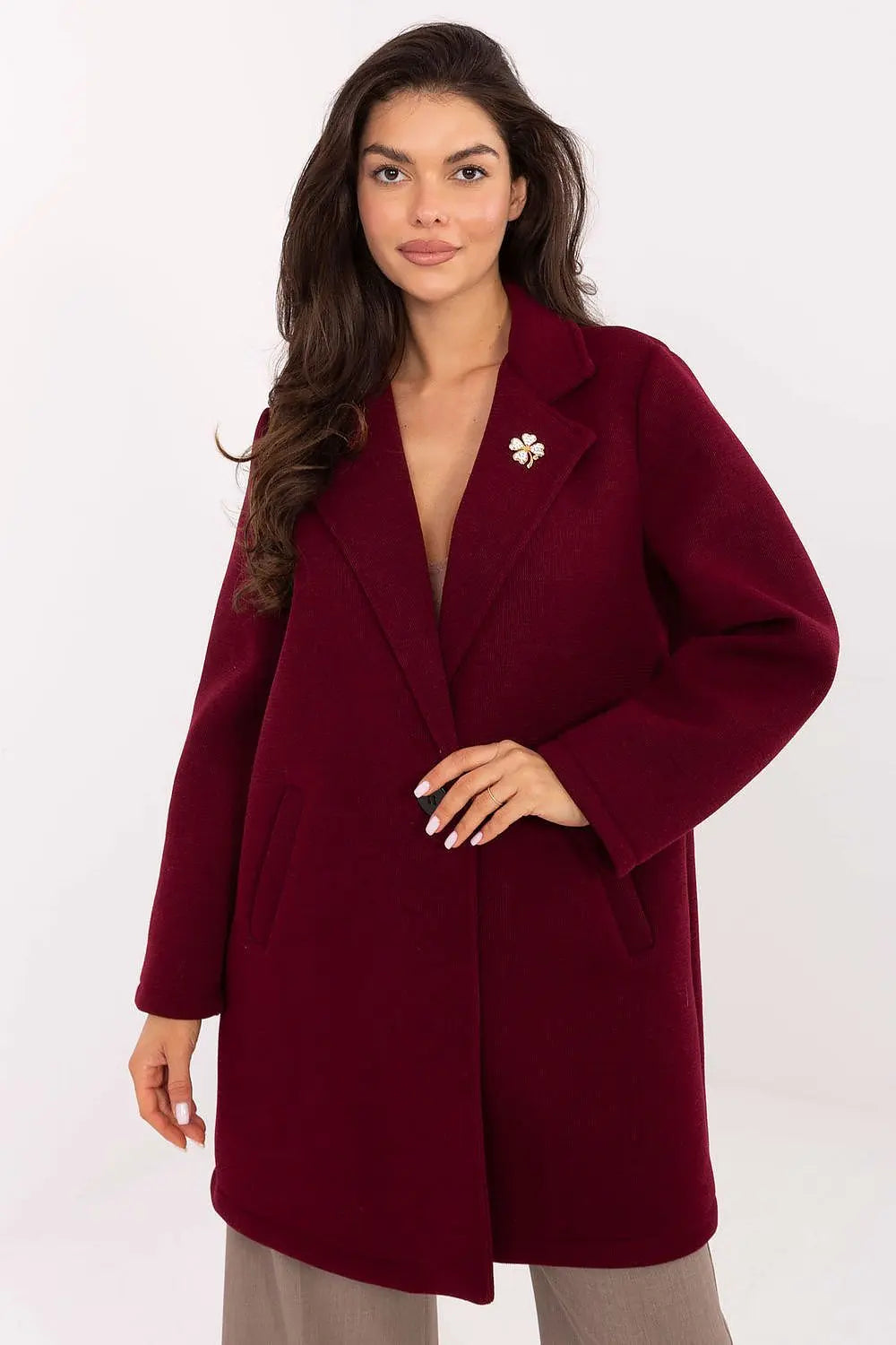 Elegant women's transitional coat in burgundy with lapels and decorative brooch, ideal for autumn and spring.