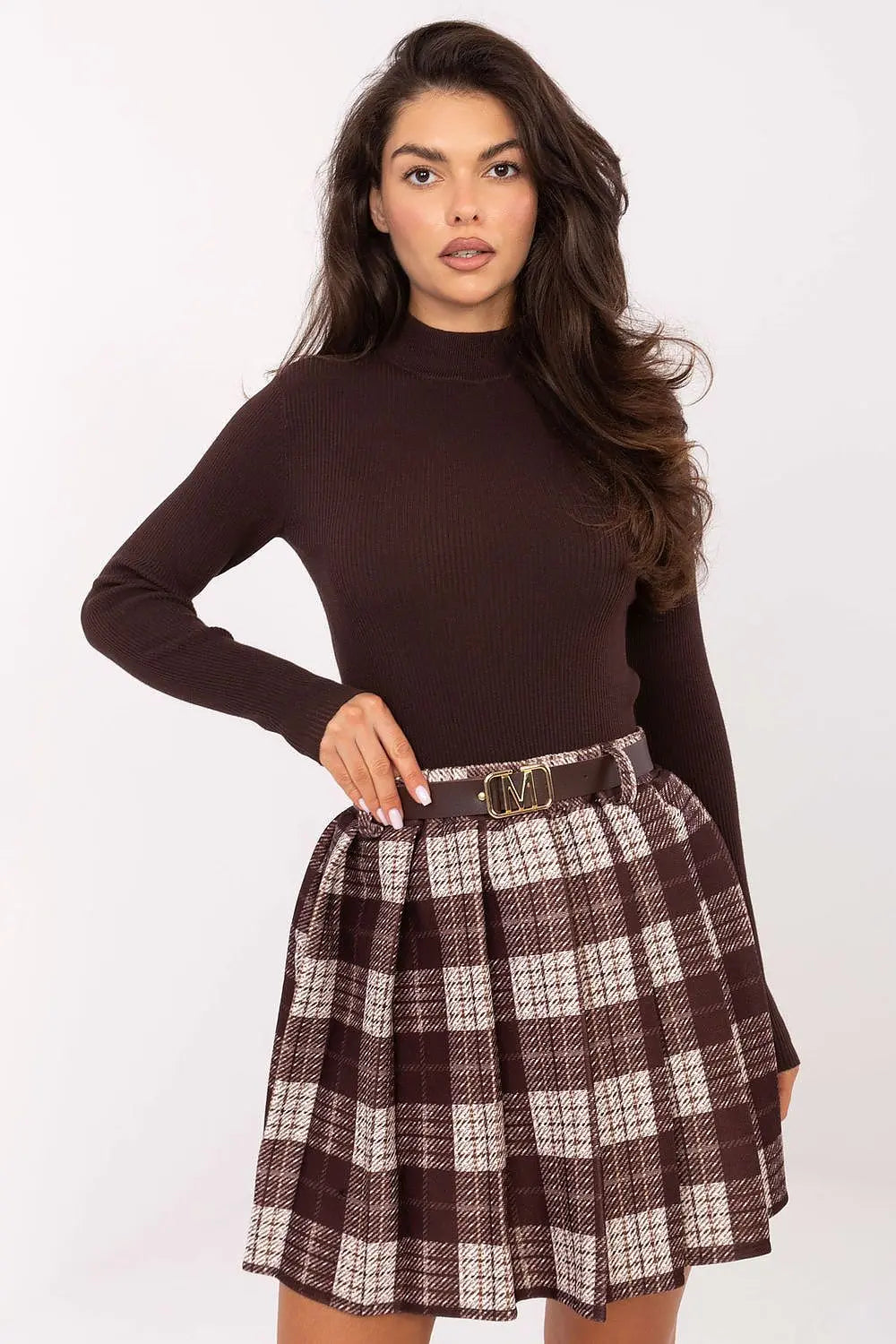 pleated women's short skirt in classic checkered pattern with elastic waistband and belt