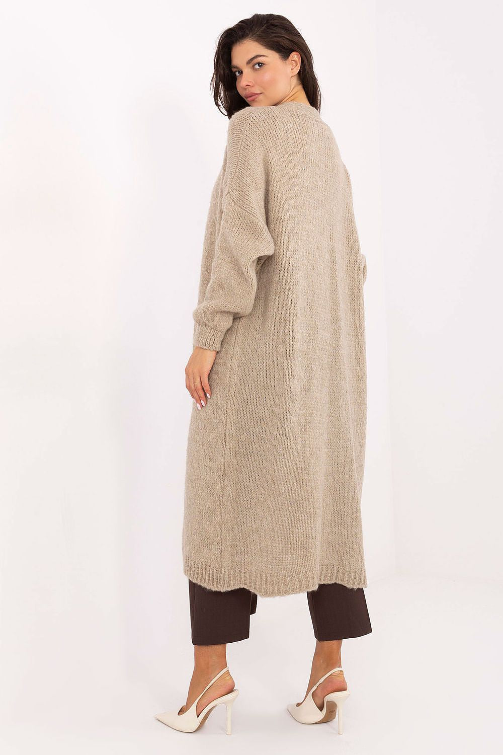 Long women's cardigan in beige knit with long sleeves and slip pockets, knee-length, casual style.