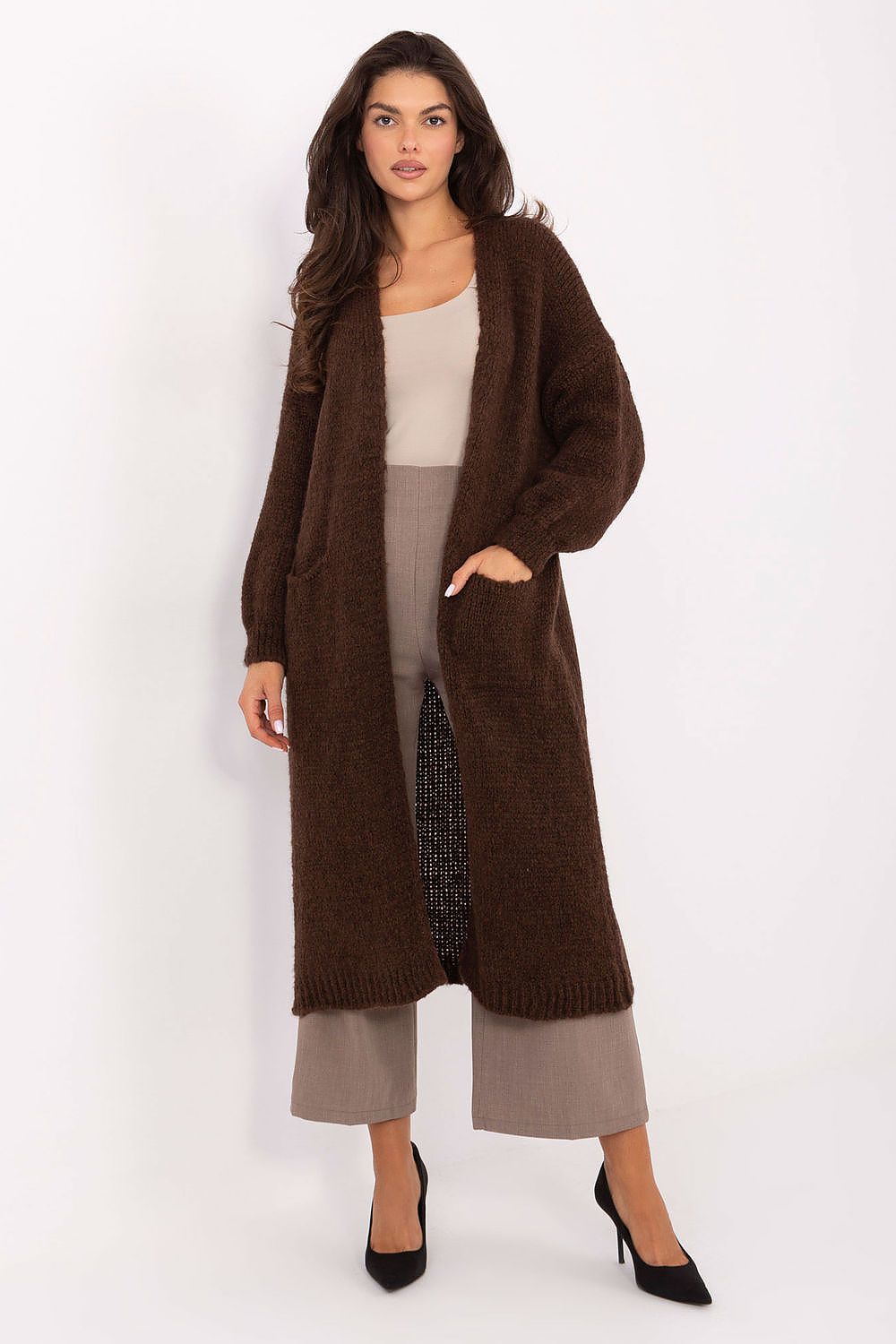 Long women's cardigan in brown knit with long sleeves and pockets, knee-length casual style.