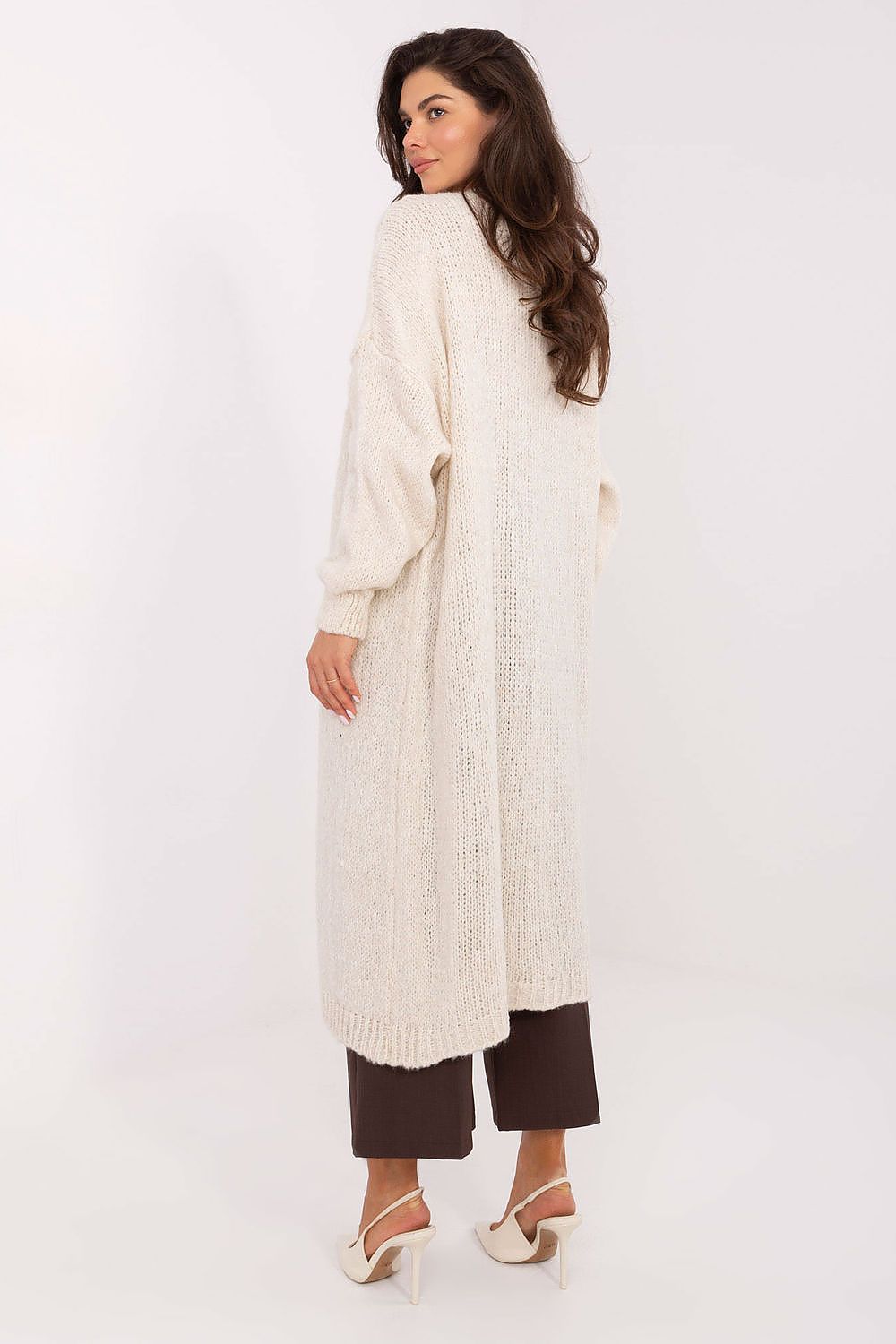 Long women's cardigan in cream color with long sleeves and knee-length design, made of soft polyacrylic blend, casual and comfortable style.
