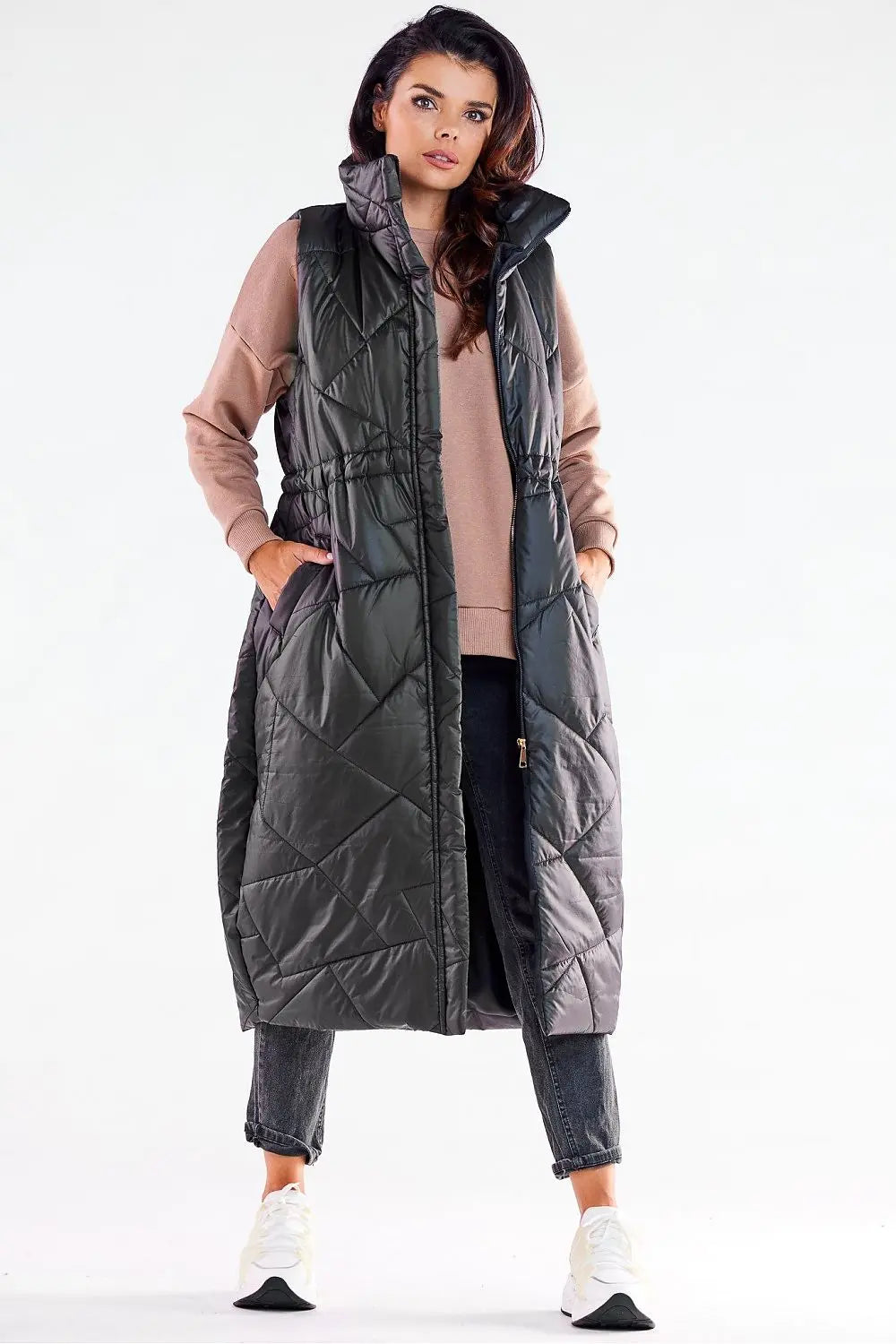 Women’s oversized quilted vest with zipper and adjustable waist in black polyester.
