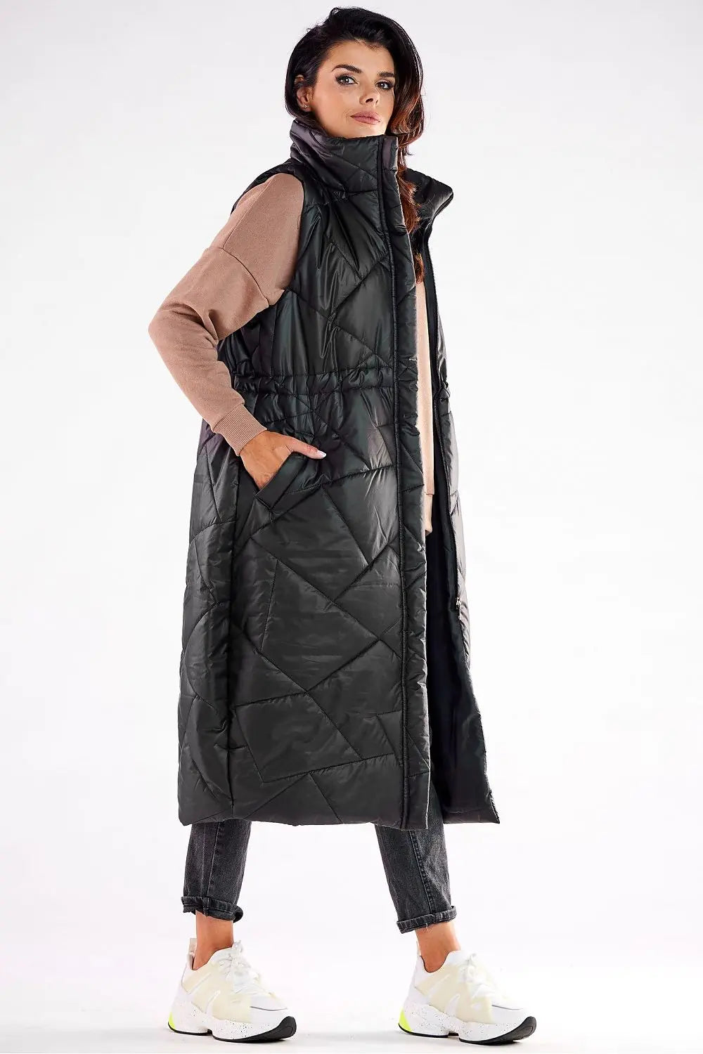Stylish black women's oversized quilted vest with zipper and adjustable waist, perfect for autumn layering