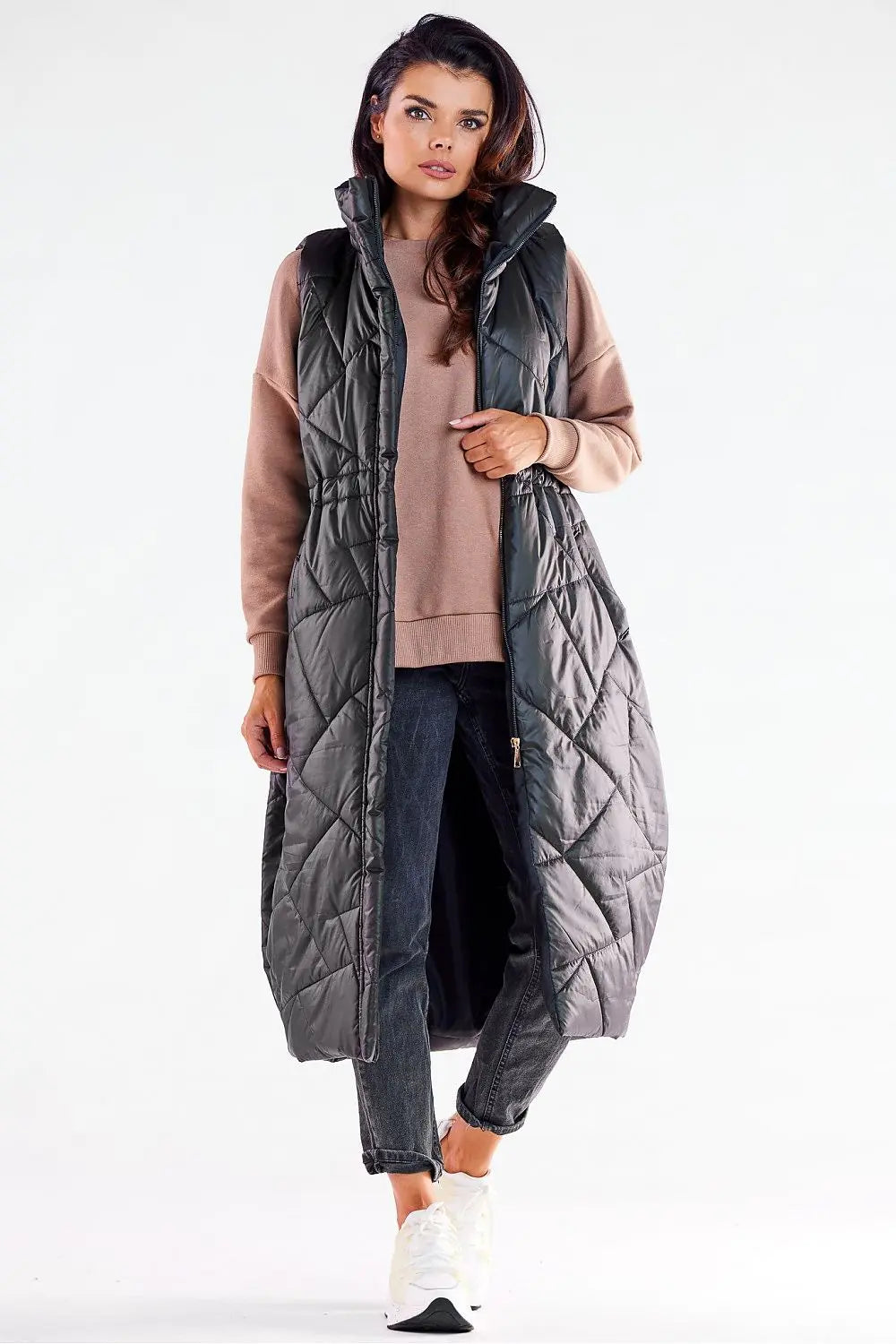 Stylish women’s oversized quilted vest in black with zipper and waist adjustment, worn over casual outfit