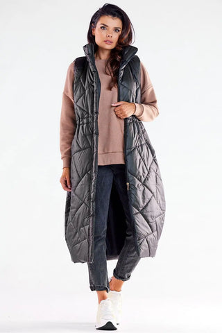 Stylish women’s oversized quilted vest in black with zipper and waist adjustment, worn over casual outfit