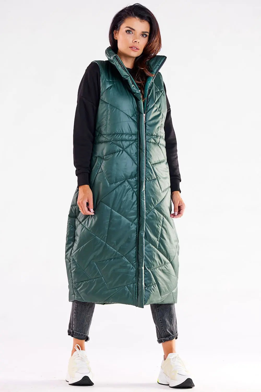Stylish women’s oversized quilted vest in green with zipper and adjustable waist, perfect for cool autumn days