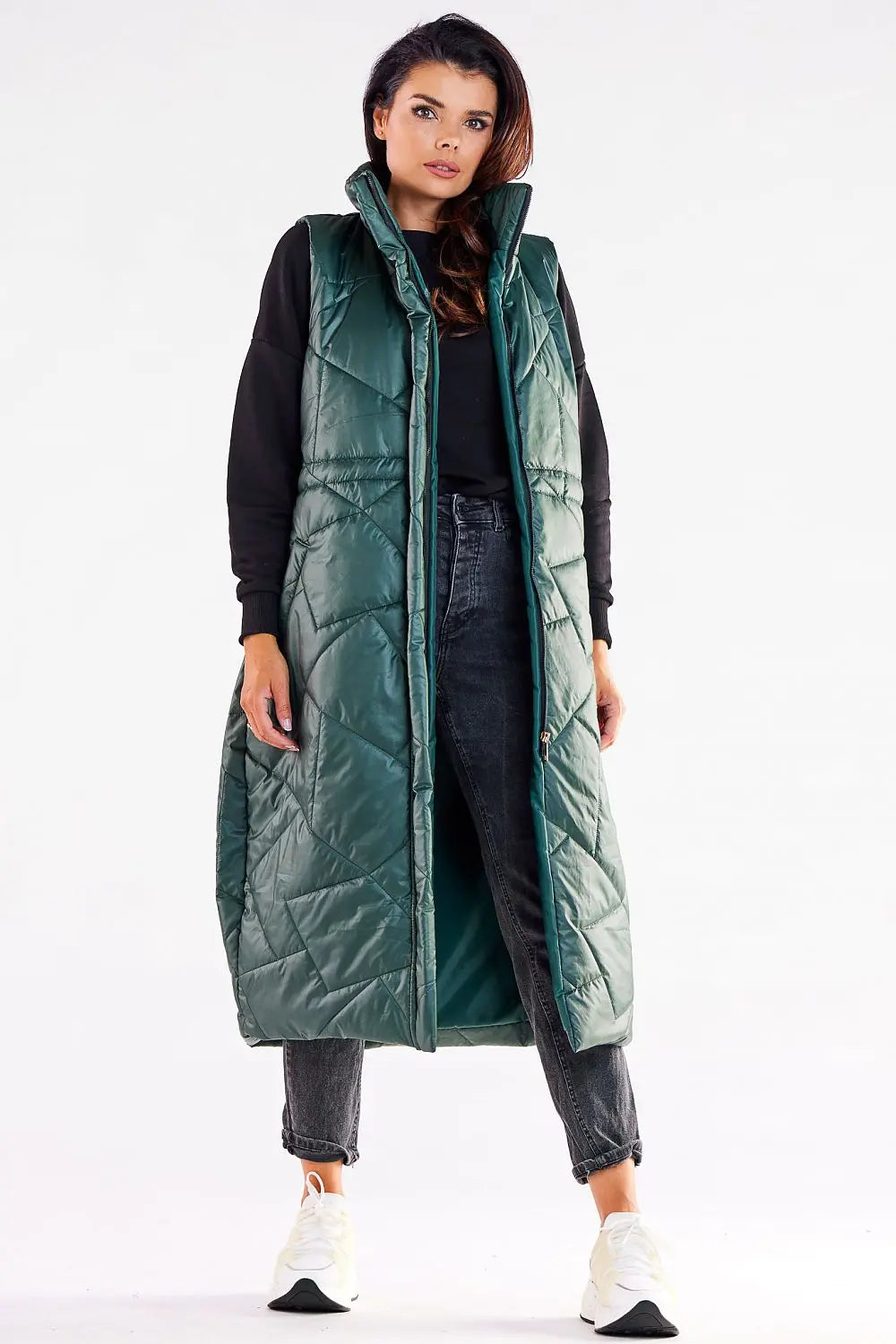 Stylish women’s oversized quilted vest in green with zipper and adjustable waist, perfect for autumn layering