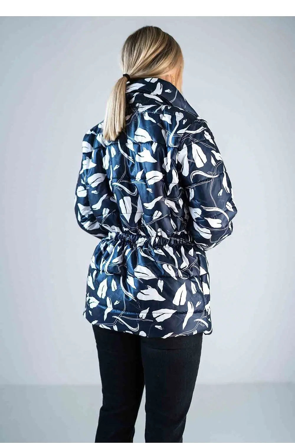 Women’s shiny quilted hip-length jacket with high collar and elastic waist in navy blue with white leaf pattern