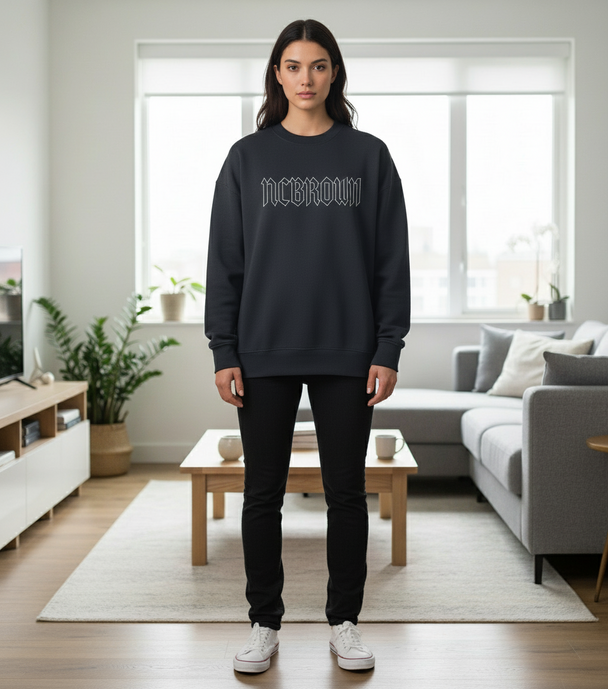Woman wearing Negroni Oversize Sweatshirt black in modern living room with casual black pants and white sneakers